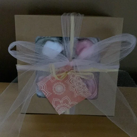 🧁Onesie & Socks Baby Girl Gift “CUPCAKES!” Onesies & Baby Socks Cupcake 4ct Box - Picture 5 of 13